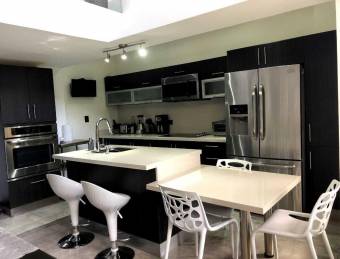 Hermosa y Moderna casa Estilo Contemporánea en Ulloa en Venta. CG-23-2204