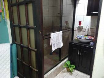 Se vende espaciosa casa junto con apartamento en mercedes de Heredia 23-1894