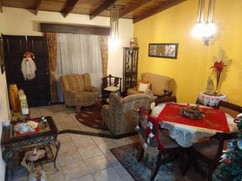 Se vende espaciosa casa junto con apartamento en mercedes de Heredia 23-1894