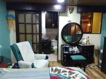 Se vende espaciosa casa junto con apartamento en mercedes de Heredia 23-1894