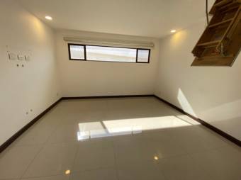 Se vende moderna y espaciosa casa con piscina en condominio de Ulloa en Heredia 24-715