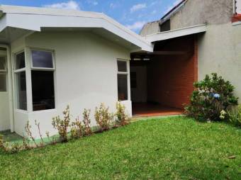 Se vende moderna casa con patio, terraza y uso de suelo mixto en Mata Redonda de San José 22-2555