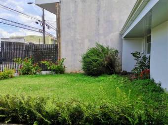 Se vende moderna casa con patio, terraza y uso de suelo mixto en Mata Redonda de San José 22-2555