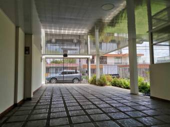 Se vende moderna casa con patio, terraza y uso de suelo mixto en Mata Redonda de San José 22-2555