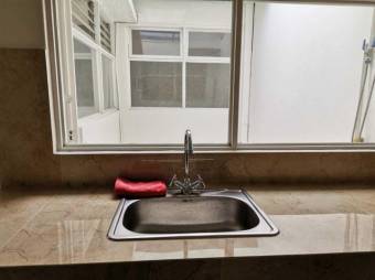 Se vende moderna casa con patio, terraza y uso de suelo mixto en Mata Redonda de San José 22-2555