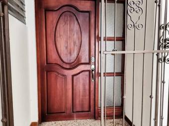 Se vende moderna casa con patio, terraza y uso de suelo mixto en Mata Redonda de San José 22-2555