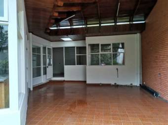 Se vende moderna casa con patio, terraza y uso de suelo mixto en Mata Redonda de San José 22-2555