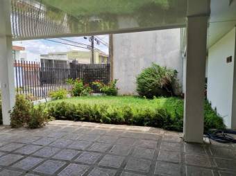 Se vende moderna casa con patio, terraza y uso de suelo mixto en Mata Redonda de San José 22-2555