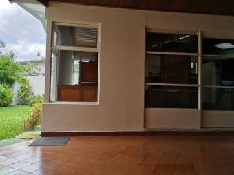 Se vende moderna casa con patio, terraza y uso de suelo mixto en Mata Redonda de San José 22-2555