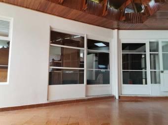 Se vende moderna casa con patio, terraza y uso de suelo mixto en Mata Redonda de San José 22-2555