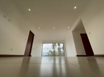 Se vende moderna casa para inversión ya alquilada en condominio de Ulloa en Heredia 23-650