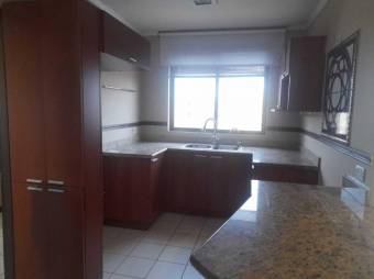 Se vende espacioso apartamento en torre de condominio en Mata Redonda de San José 23-3357