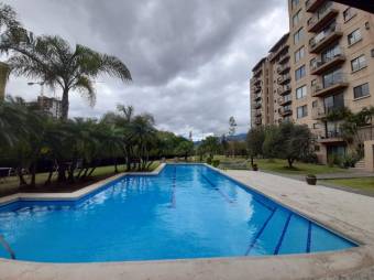 Se vende espacioso apartamento en torre de condominio en Mata Redonda de San José 23-3357