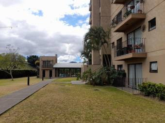 Se vende espacioso apartamento en torre de condominio en Mata Redonda de San José 23-3357