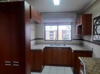 Se vende espacioso apartamento en torre de condominio en Mata Redonda de San José 23-3357