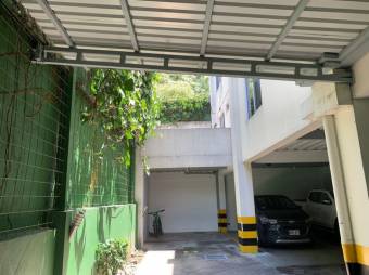 Se vende espacioso apartamento con balcón en Uruca de San José 24-599