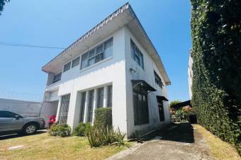 Se vende espaciosa casa con amplio patio y uso de suelo mixto en Heredia Centro 24-1382