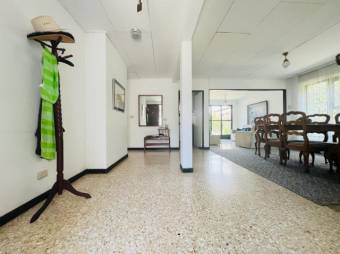 Se vende espaciosa casa con amplio patio y uso de suelo mixto en Heredia Centro 24-1382