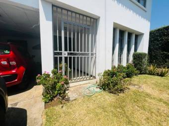 Se vende espaciosa casa con amplio patio y uso de suelo mixto en Heredia Centro 24-1382