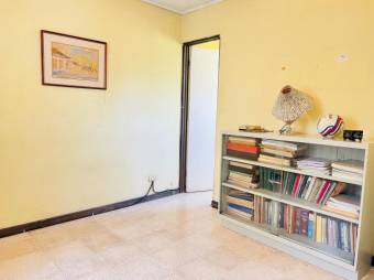 Se vende espaciosa casa con amplio patio y uso de suelo mixto en Heredia Centro 24-1382