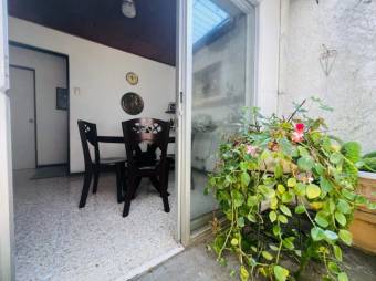 Se vende espaciosa casa con amplio patio y uso de suelo mixto en Heredia Centro 24-1382