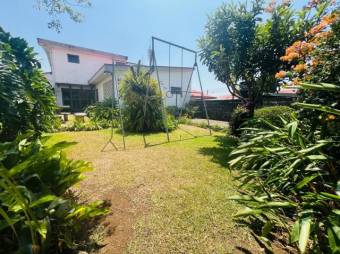 Se vende espaciosa casa con amplio patio y uso de suelo mixto en Heredia Centro 24-1382