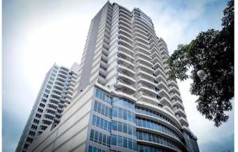 Se vende espacioso apartamento en torre de Merced en San José 24-622