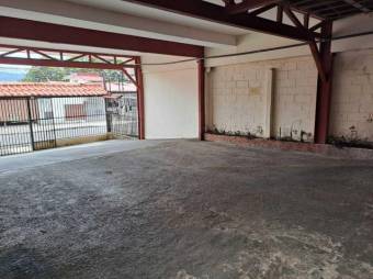 Se vende espaciosa casa con jardín en Pavas de San José 24-488