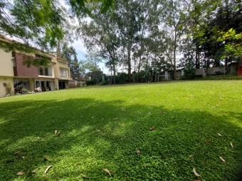 Se vende lote completamente plano en condominio de San Miguel en Santo Domingo 24-889