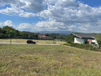 Se vende amplio lote de 712m2 en condominio de Guácima en Alajuela 23-2515