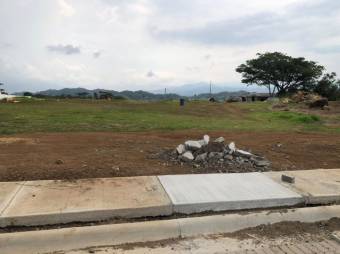 Se vende amplio lote de casi 1,000m2 en condominio de Guácima en Alajuela 24-48