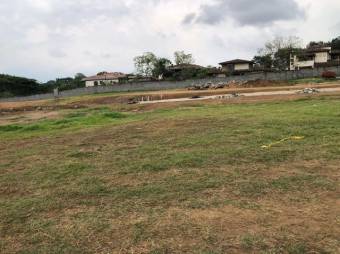 Se vende amplio lote de casi 1,000m2 en condominio de Guácima en Alajuela 24-48