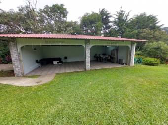 Se vende amplia finca con 2,456m2 en las montañas de San Rafael de Heredia 24-237