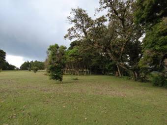 Se vende amplia finca de 38,504m2 con cabaña en San Rafael de Heredia 23-1819