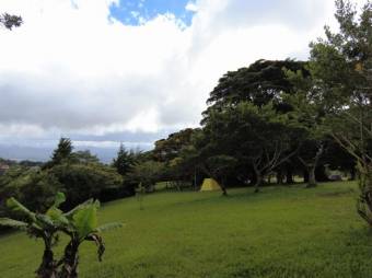 Se vende amplia finca de 38,504m2 con cabaña en San Rafael de Heredia 23-1819