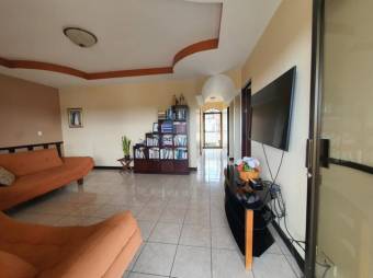 Se vende espaciosa casa con patio y terraza en condominio de Alajuela Centro 23-1320