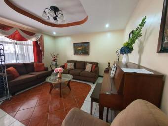 Se vende espaciosa casa con patio y terraza en condominio de Alajuela Centro 23-1320