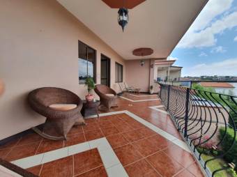 Se vende espaciosa casa con patio y terraza en condominio de Alajuela Centro 23-1320