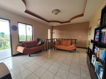 Se vende espaciosa casa con patio y terraza en condominio de Alajuela Centro 23-1320