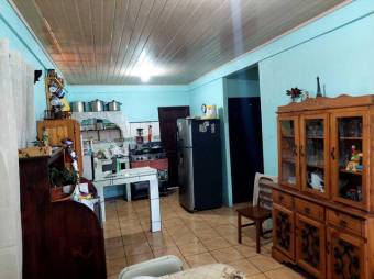 Se vende espaciosa casa con patio para inversión en coyol de Alajuela 24-25