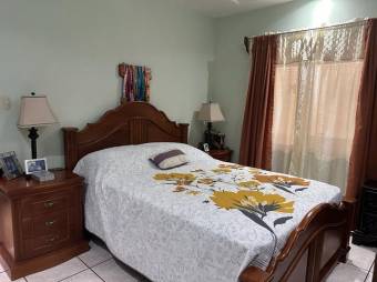 Se vende espaciosa casa de 2 plantas con terraza en  San Antonio de Alajuela 24-674