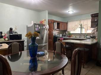 Se vende espaciosa casa de 2 plantas con terraza en  San Antonio de Alajuela 24-674