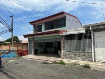 Se vende espaciosa casa de 2 plantas con terraza en  San Antonio de Alajuela 24-674