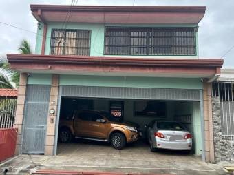 Se vende espaciosa casa de 2 plantas con terraza en  San Antonio de Alajuela 24-674