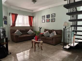 Se vende espaciosa casa de 2 plantas con terraza en  San Antonio de Alajuela 24-674