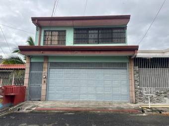 Se vende espaciosa casa de 2 plantas con terraza en  San Antonio de Alajuela 24-674