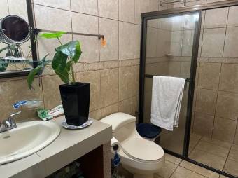 Se vende espaciosa casa de 2 plantas con terraza en  San Antonio de Alajuela 24-674