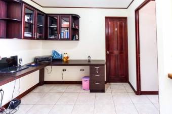 Se vende espaciosa casa amueblada de 2 plantas en Desamparados de Alajuela 24-453