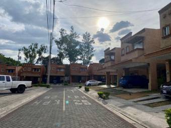 Se vende espaciosa casa con patio en condominio de Guácima en Alajuela 23-1295