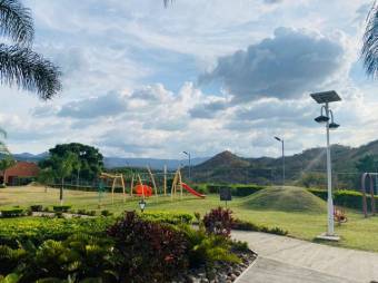 Se vende espaciosa casa con patio en condominio de Guácima en Alajuela 23-1295